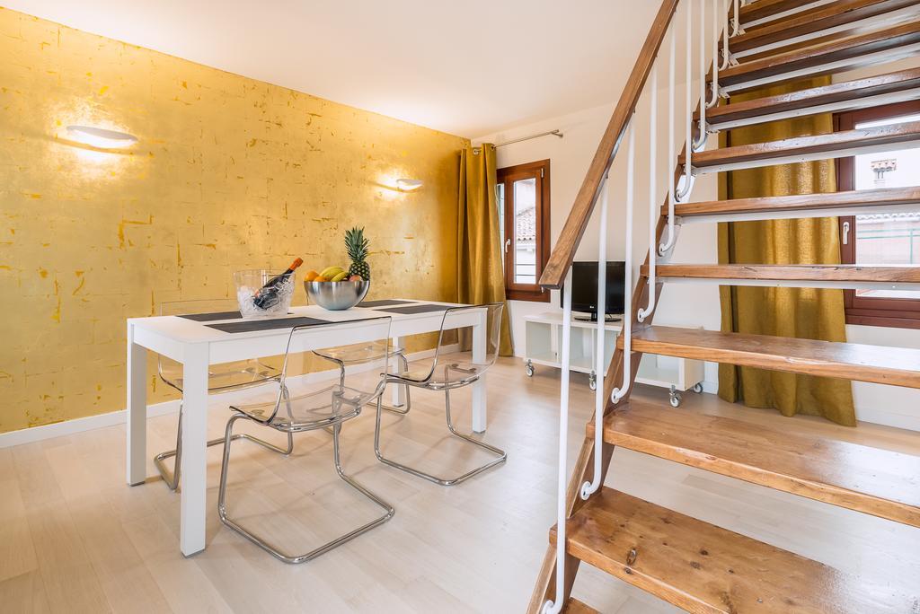 Appartement Charming Palace Corte Del Teatro Venetië