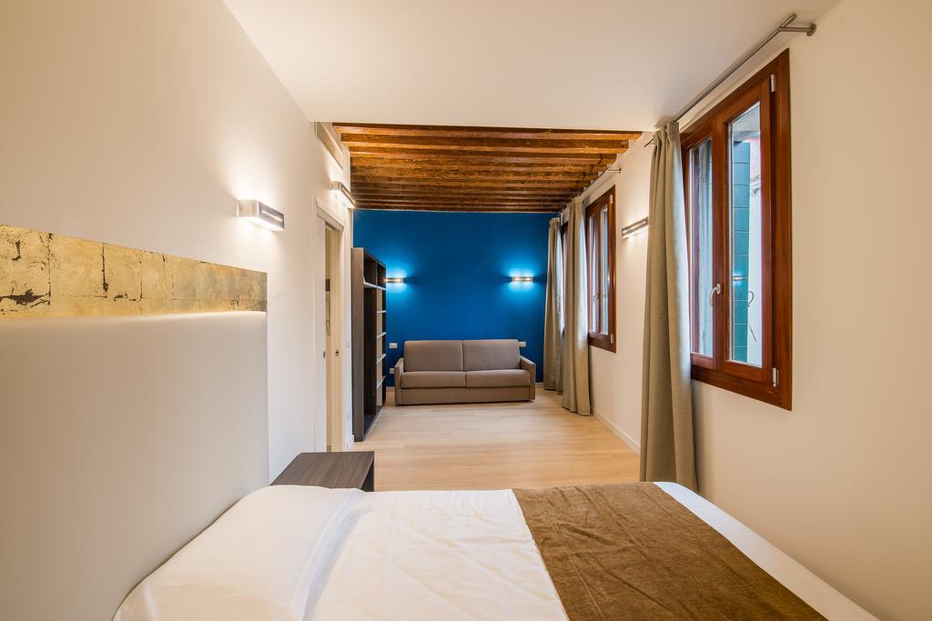 Appartement Charming Palace Corte Del Teatro Venetië